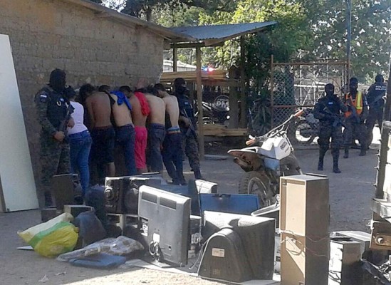 Honduras: En una ferretería hallan arsenal y artículos robados