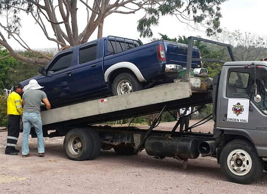 Operativos contra vehículos mal estacionados y sin placas