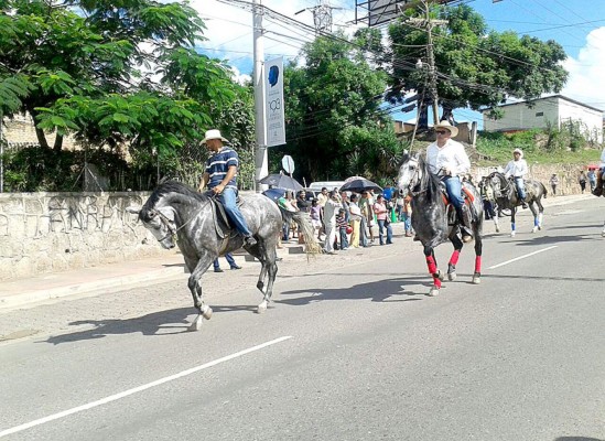 Con gran carnaval, Tegucigalpa conmemora su 436 aniversario