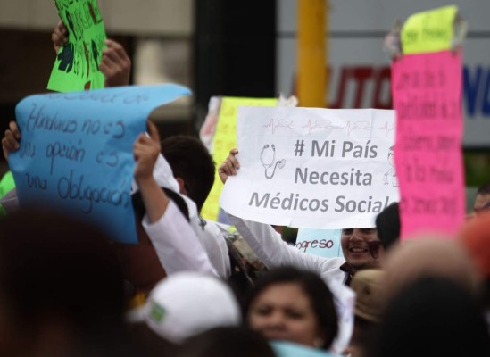Así fue la protesta de los estudiantes de medicina en la capital