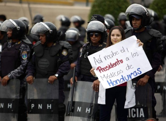 Así fue la protesta de los estudiantes de medicina en la capital