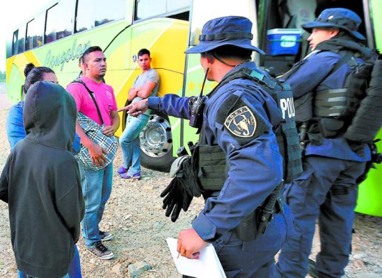 Llegan a Honduras 106 deportados de México