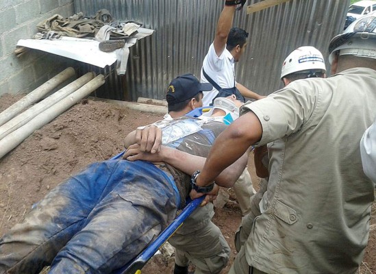 Efectúan rescate de obrero soterrado en la capital de Honduras