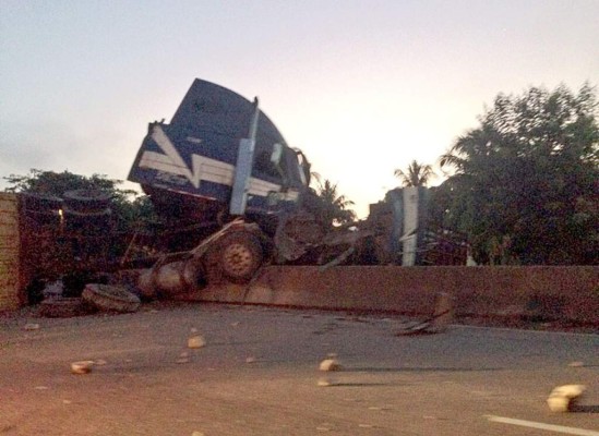 Accidente de rastra en la carretera CA-5