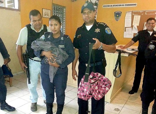 Honduras: Dentro de una pañalera encuentran a una bebé