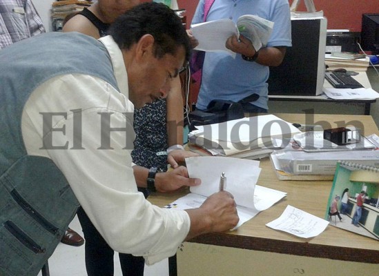 El pequeño Enmanuel en casa y con su familia