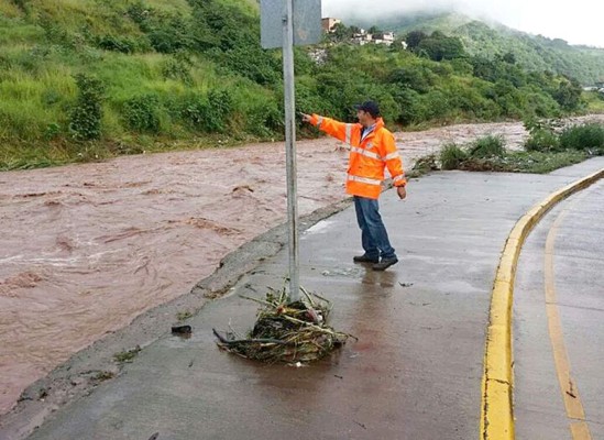 Capital de Honduras en alerta por desbordamiento de río Choluteca