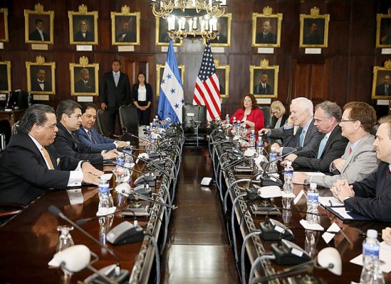 Presidente de Honduras se reúne con senadores