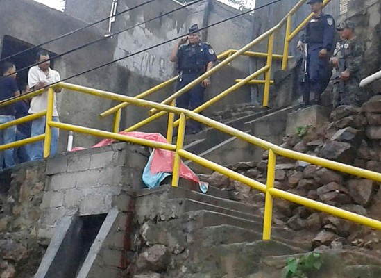 Con fusiles AK-47 acribillan a un policía frente a su vivienda