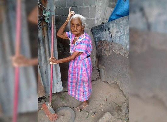 Claman ayuda para anciana que vive en el abandono
