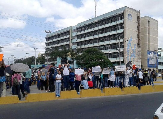 Estudiantes se toman UNAH-VS; suspenden clases en Tegucigalpa