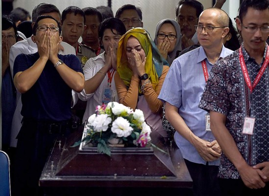 Rescatan nueve cuerpos del avión siniestrado de AirAsia
