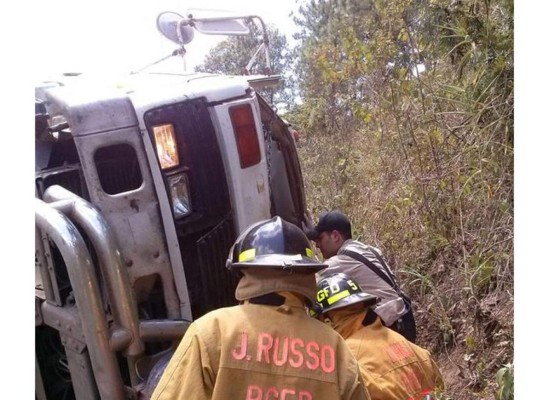 Rescatan a conductor atrapado en su vehículo
