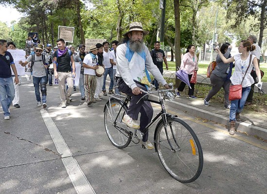 Recorre 200 Km a pie y en bici contra la corrupción