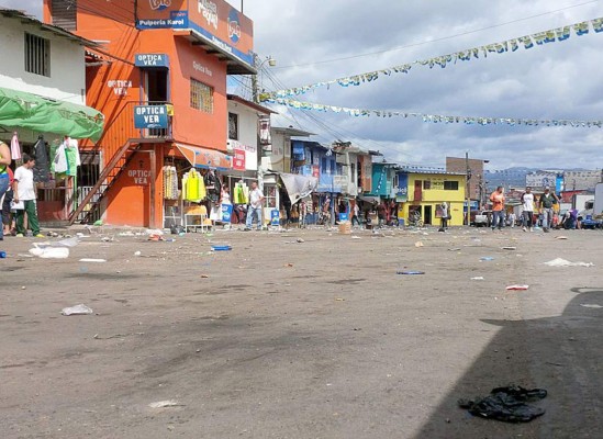 Continúan operativos de limpieza en mercados capitalinos