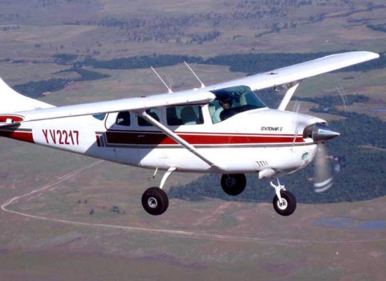 Mueren cinco personas al caer avioneta en importante autopista mexicana