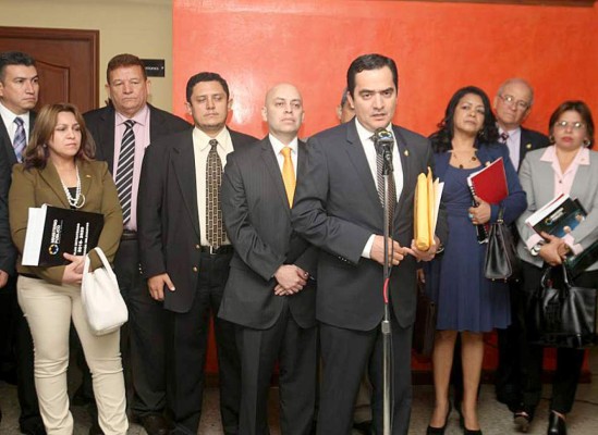 Comisión multipartidaria presentará mañana informe ante el CN