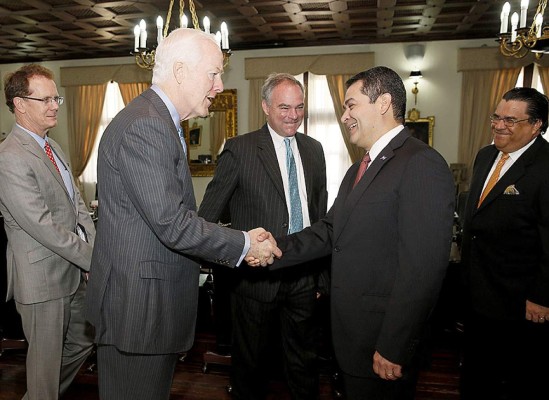 Presidente de Honduras se reúne con senadores