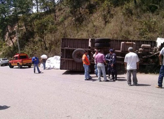 Rescatan a conductor atrapado en su vehículo