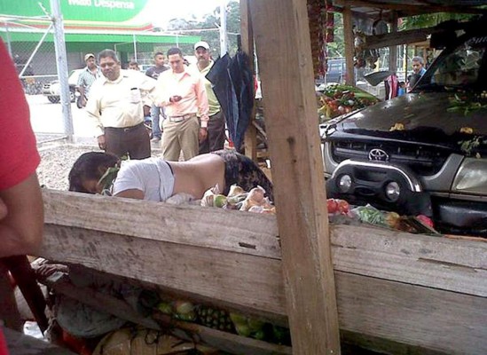 Carro embiste a mujer dentro de casetas de frutas y verduras