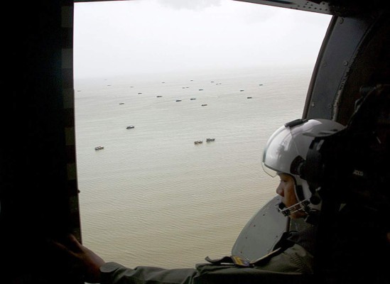 Hallan dos partes grandes de avión de AirAsia
