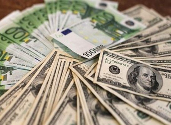 El euro cae a su nivel más bajo en doce años ante el dólar