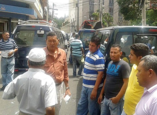 Microbuses bloquean paso frente al Congreso