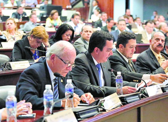 Comisión multipartidaria presentó informe en el Congreso Nacional