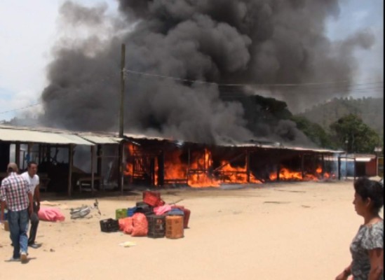 Incendio arrasó con 25 puestos del mercado Nuevo Amanecer