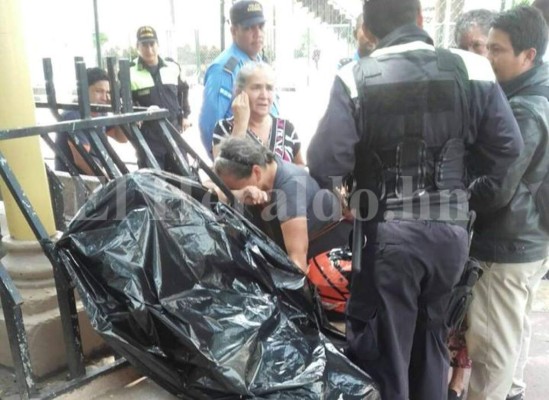 Anciano muere sentado en Plaza La Merced del centro de Tegucigalpa tras predicar la palabra de Dios