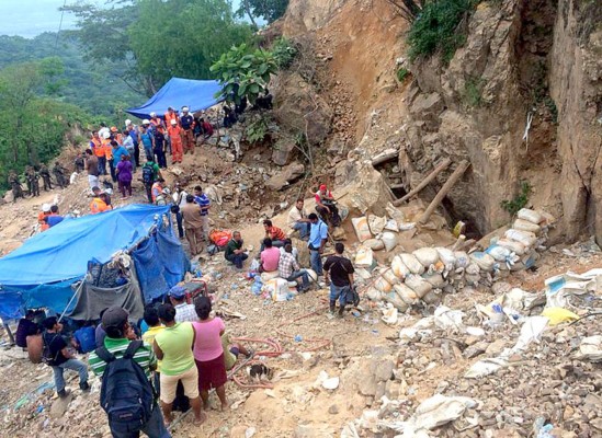 Choluteca: Tres de los 11 mineros soterrados dan señales de vida