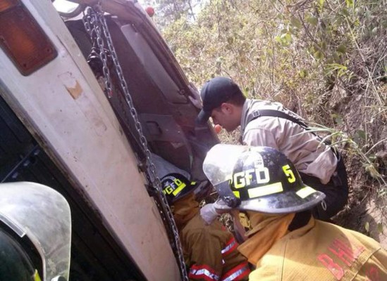 Rescatan a conductor atrapado en su vehículo