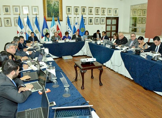 Ministros hondureños viajan a Guatemala