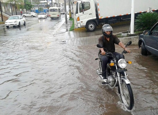 Un muerto y daños en 15 colonias deja tormenta en la capital