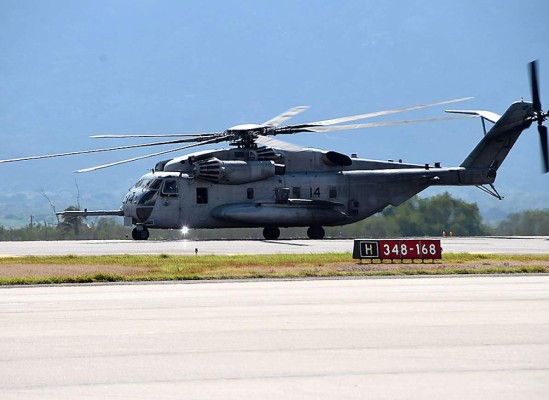 Marines de Estados Unidos arriban a la base aérea de Palmerola