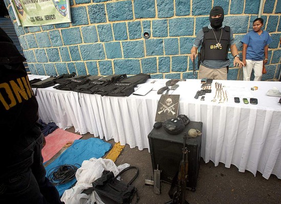 Tegucigalpa: Detienen a 15 personas en posesión de indumentaria policial