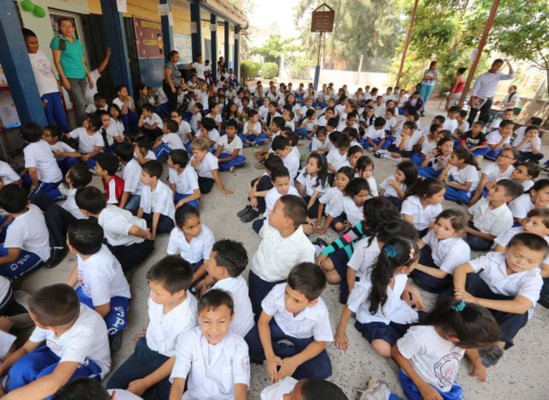 Niños rinden tributo al idioma