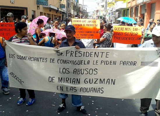 Protesta en mercados capitalinos por altos aranceles de importación