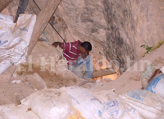 Ardua labor de rescate de mineros soterrados