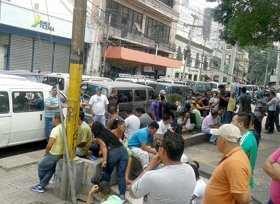 Microbuses bloquean paso frente al Congreso