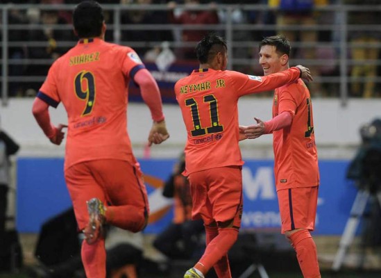 Un doblete de Messi hace más líder al Barcelona