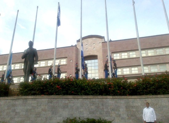 Cañonazos marcan inicio de festejos en Honduras