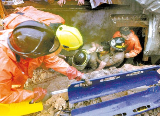 Rescatan a joven soterrado por deslizamiento en la capital