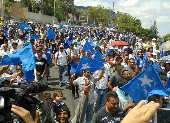 Nacionalistas marchan en apoyo a JOH