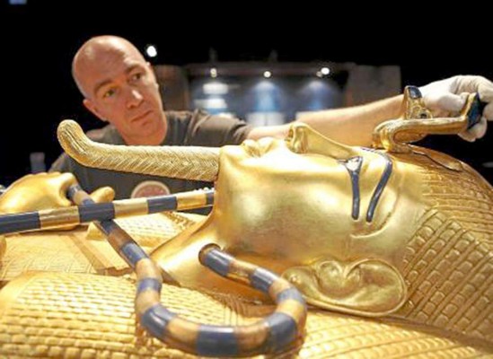 Pegan con resina barba del rey Tutankamón