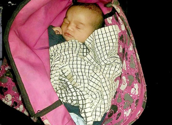 Honduras: Dentro de una pañalera encuentran a una bebé