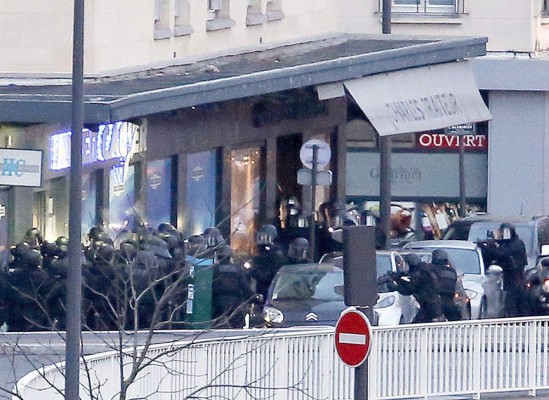 Cinco muertos en toma de rehenes en mercado de París