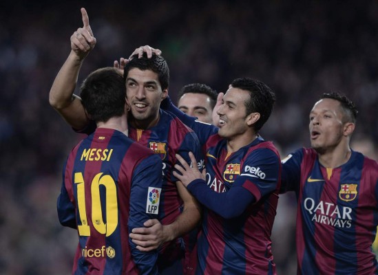 Triplete de Messi permite al Barcelona seguir al acecho del Real Madrid