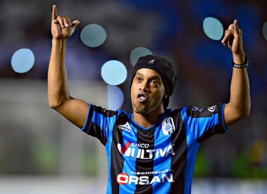 Querétaro busca la salida de Ronaldinho, reconoce su DT