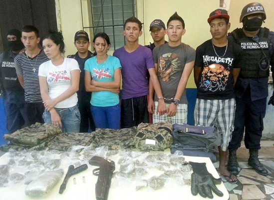 Capturan a seis presuntos mareros con indumentaria policial